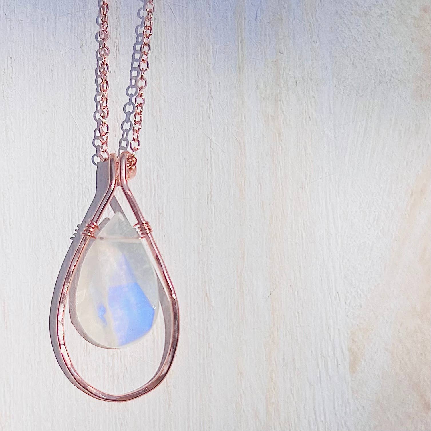 Juniper and Stone – Großhandel Kette mit Anhänger/Charm – Großer Anhänger mit facettiertem Regenbogen-Mondstein und Rahmen5