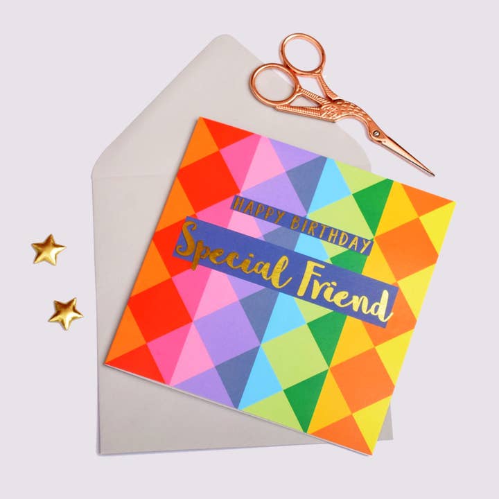 Geburtstagskarte, Special Friend Bunte Dreiecke, Text in glänzendem Gold foliert für den Großhandel von Claire Giles Ltd