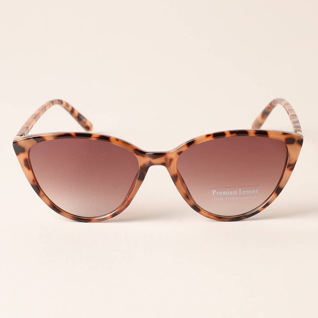 12 COLORI ASSORTITI Occhiali da sole a forma di triangolo Cat Eye con montatura in vendita all'ingrosso su Faire5