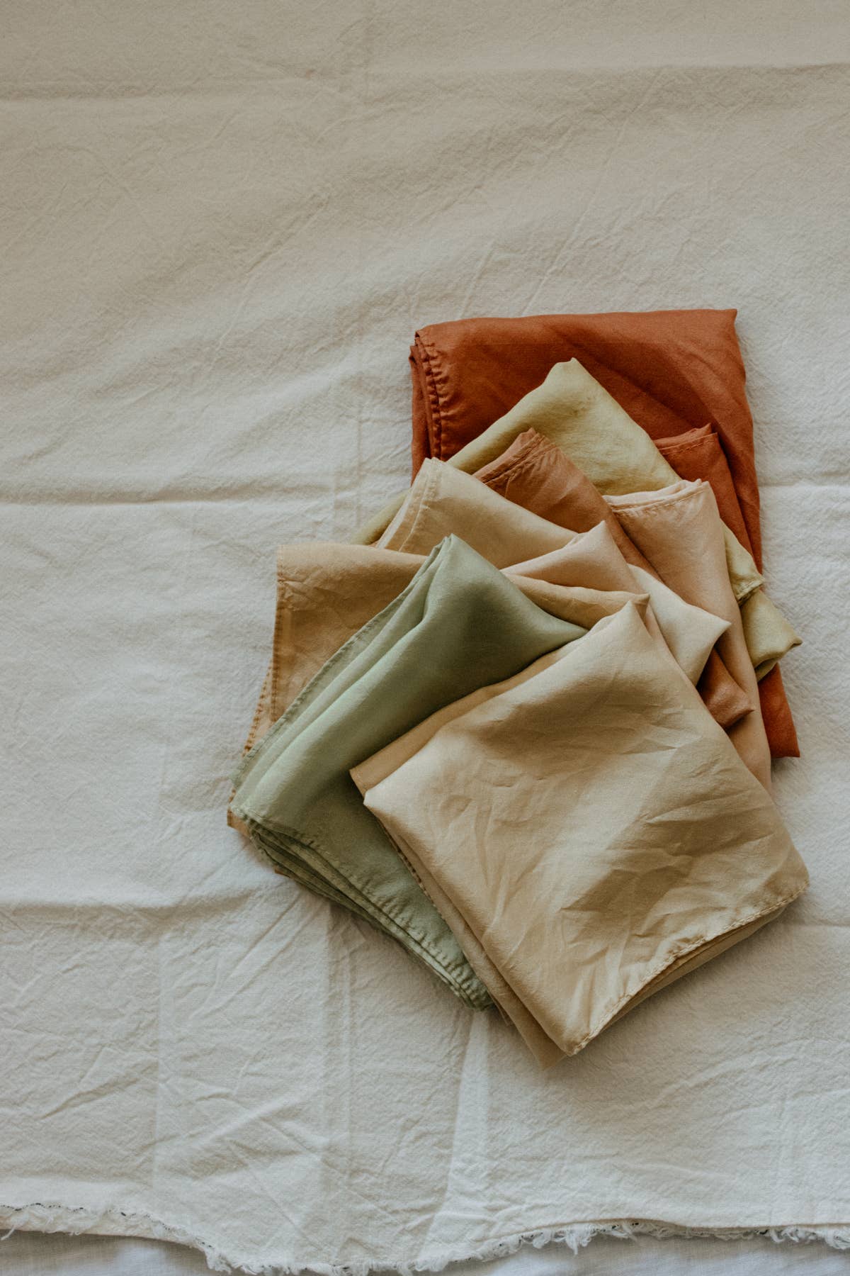 Eloise et moi - Vente Écharpe – femme - Foulards en soie 100 % teints à la main en tons neutres et naturels23