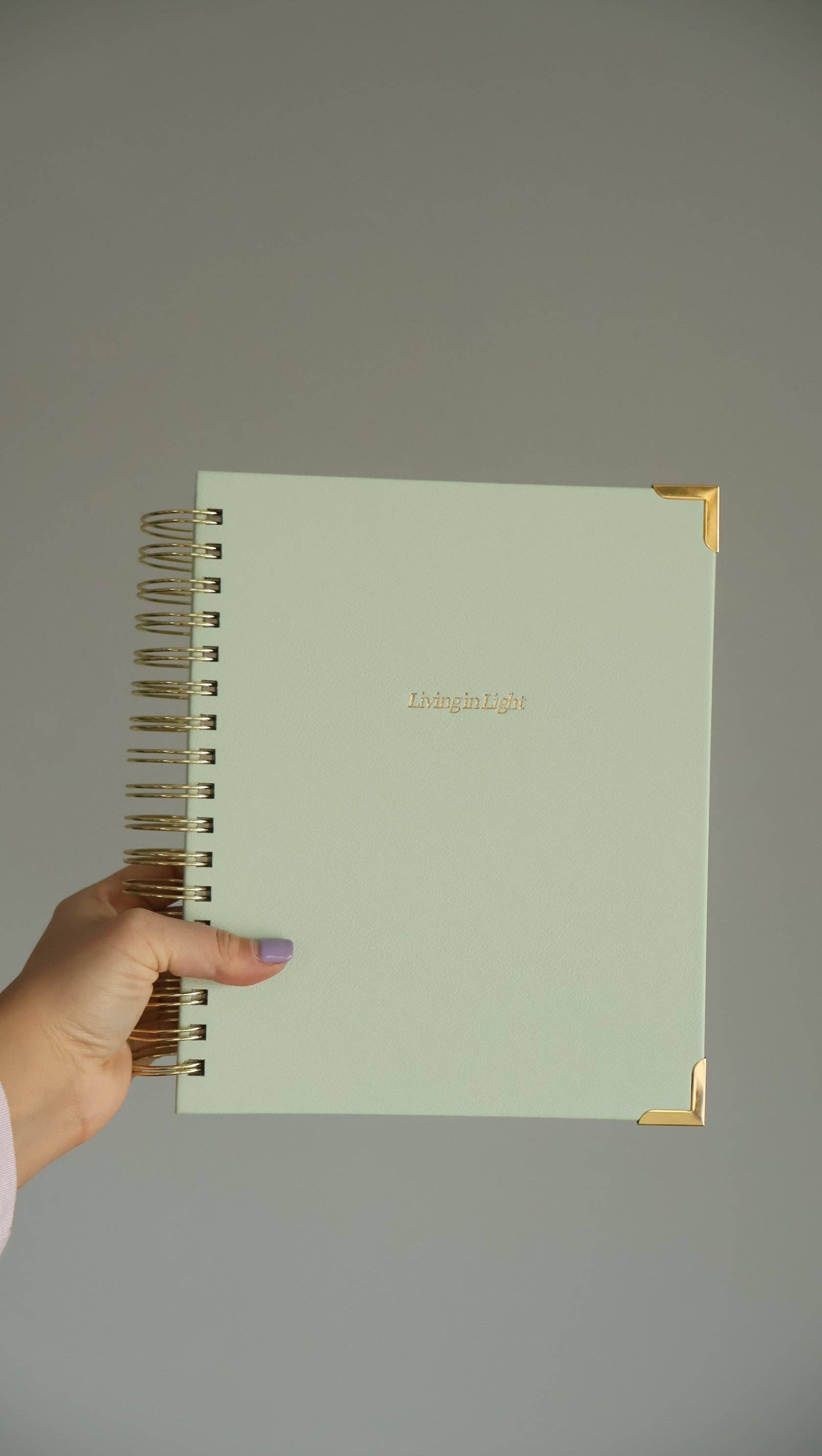 Living In Light - Venta al por mayor Agendas - Planificador Espiral de Cuero Premium - Planificador Cristiano Moderno Sin Fechar con Estudio Bíblico, Establecimiento de Metas, Solicitudes de Oración, Rastreador de Presupuesto Financiero y Más | Cuero Menta y Rosa Rubor con Espiral Dorada0
