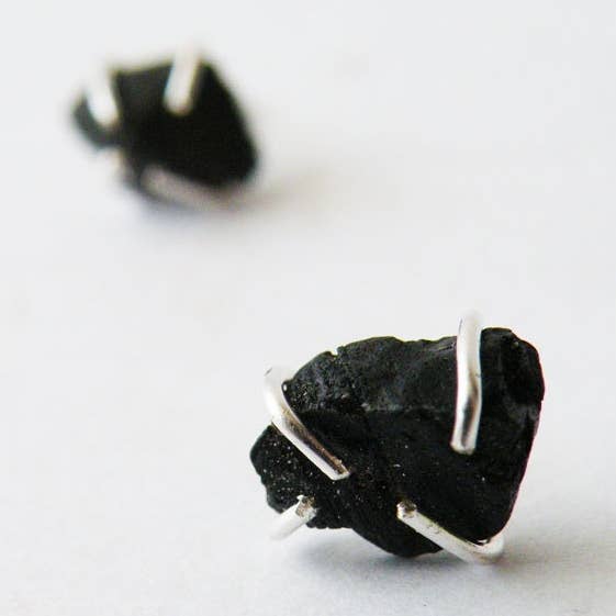 Orecchini a bottone in onice nero grezzo con pepite di onice sterling per la vendita all'ingrosso da parte di SteamyLab