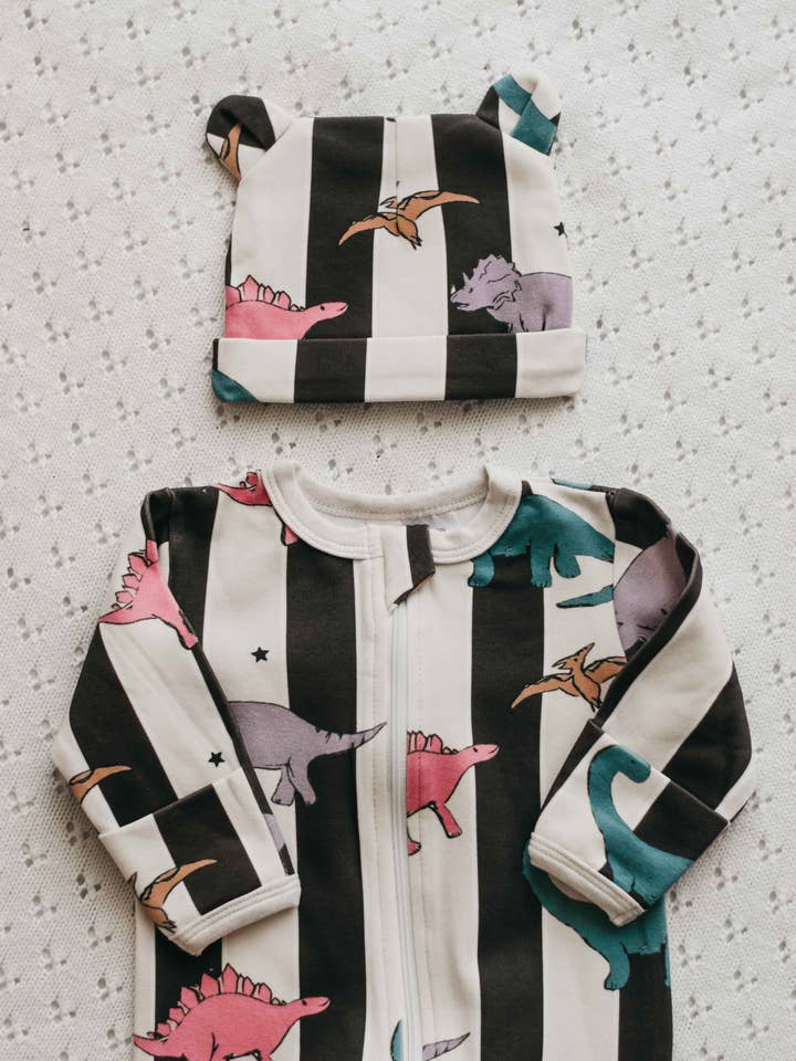 Bonnet de nouveau-né Adasaurus pour la vente par Bencer & Hazelnut