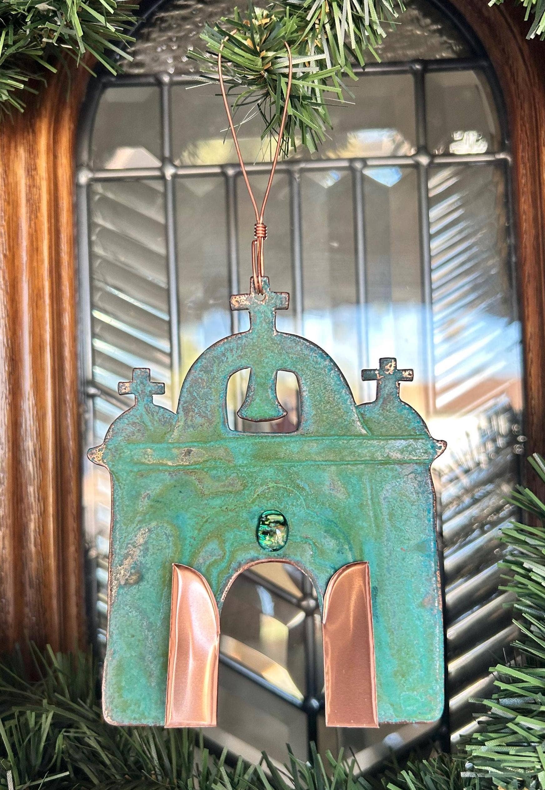 Dos Damas Designs - Vente Objets de décoration - Ornement de Noël en cuivre de l'église Mission5