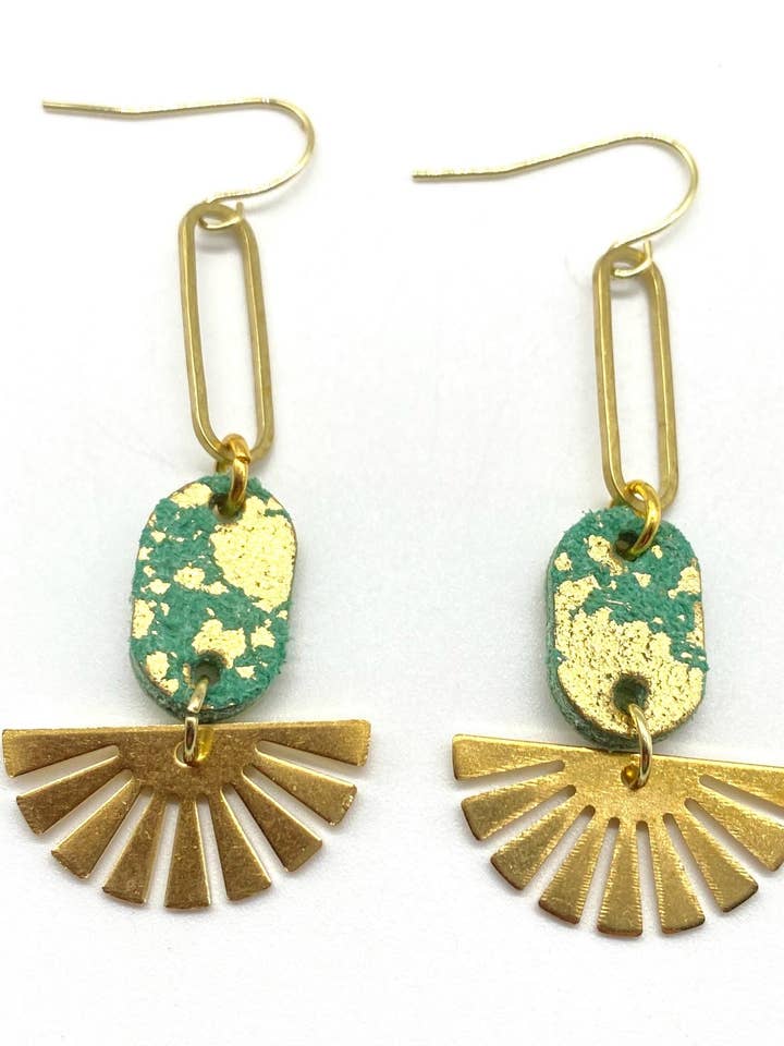 Brincos em Camurça Ácida Azul-Esverdeada e Dourada com Estrela de Couro por atacado de Rebecca Malcom LeatherWorks