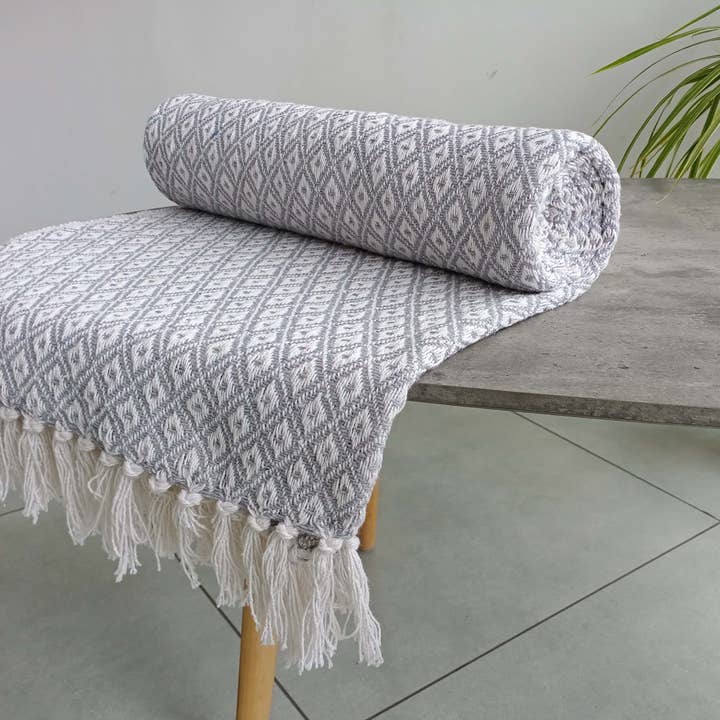 Rapport Home Furnishings Limited – wholesale Throw blanket – Eden Geometric Cotton Throw2