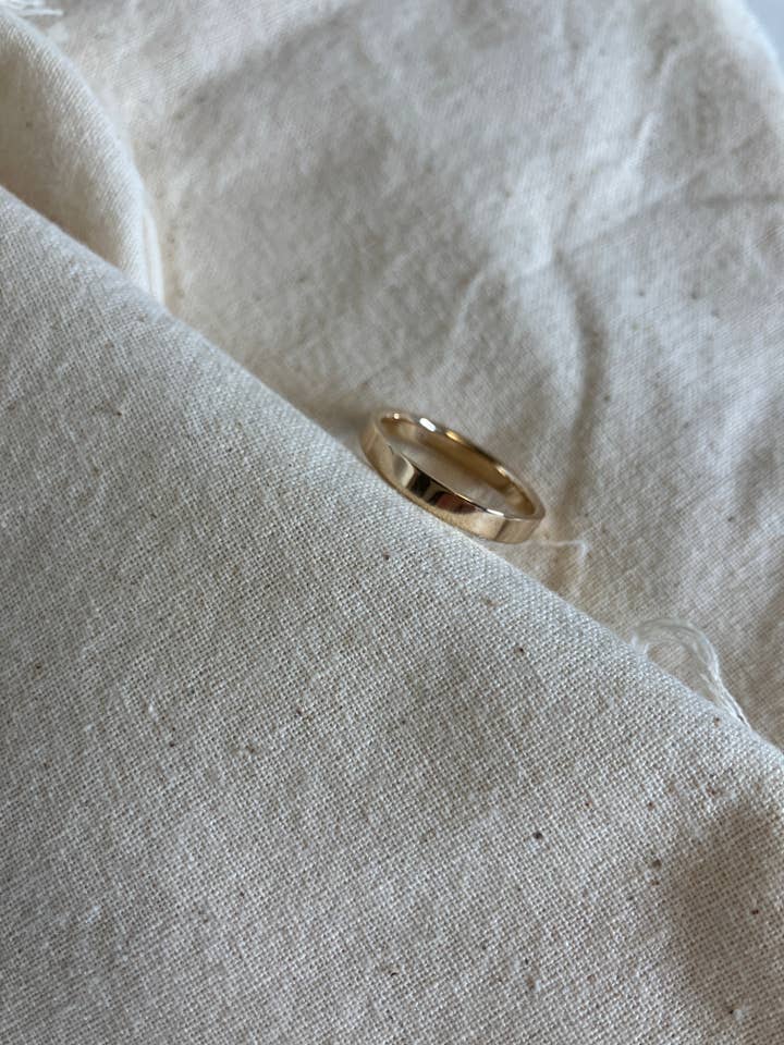 Bague plate en or jaune 14K pour la vente par Ladyfine Collective