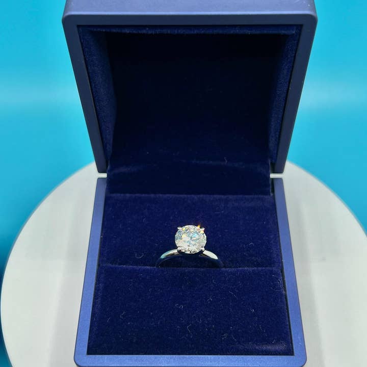 Anello Solitario con Diamante Coltivato in Laboratorio da 7 CT in Oro 14K per la vendita all'ingrosso da parte di Elegant Jewels