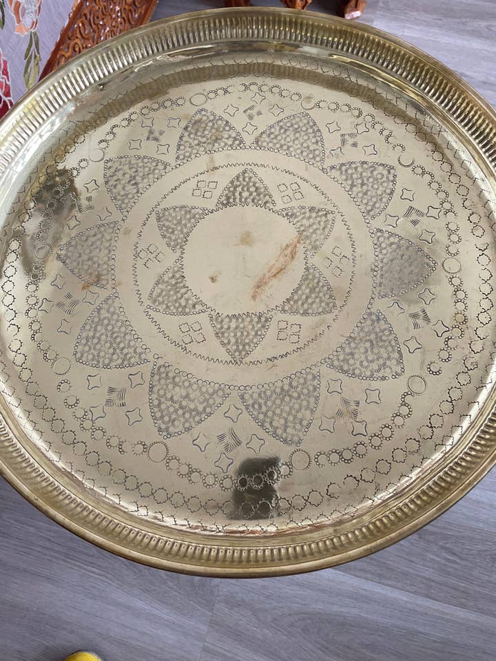 Met de hand vervaardigde vintage Marokkaanse bronzen tafel met houten poten voor wholesale door Marrakech Bazaar