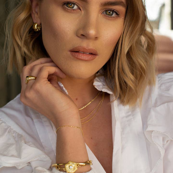 MADELYN CHUNKY GULD HOOPS för wholesale av Emma By Jane