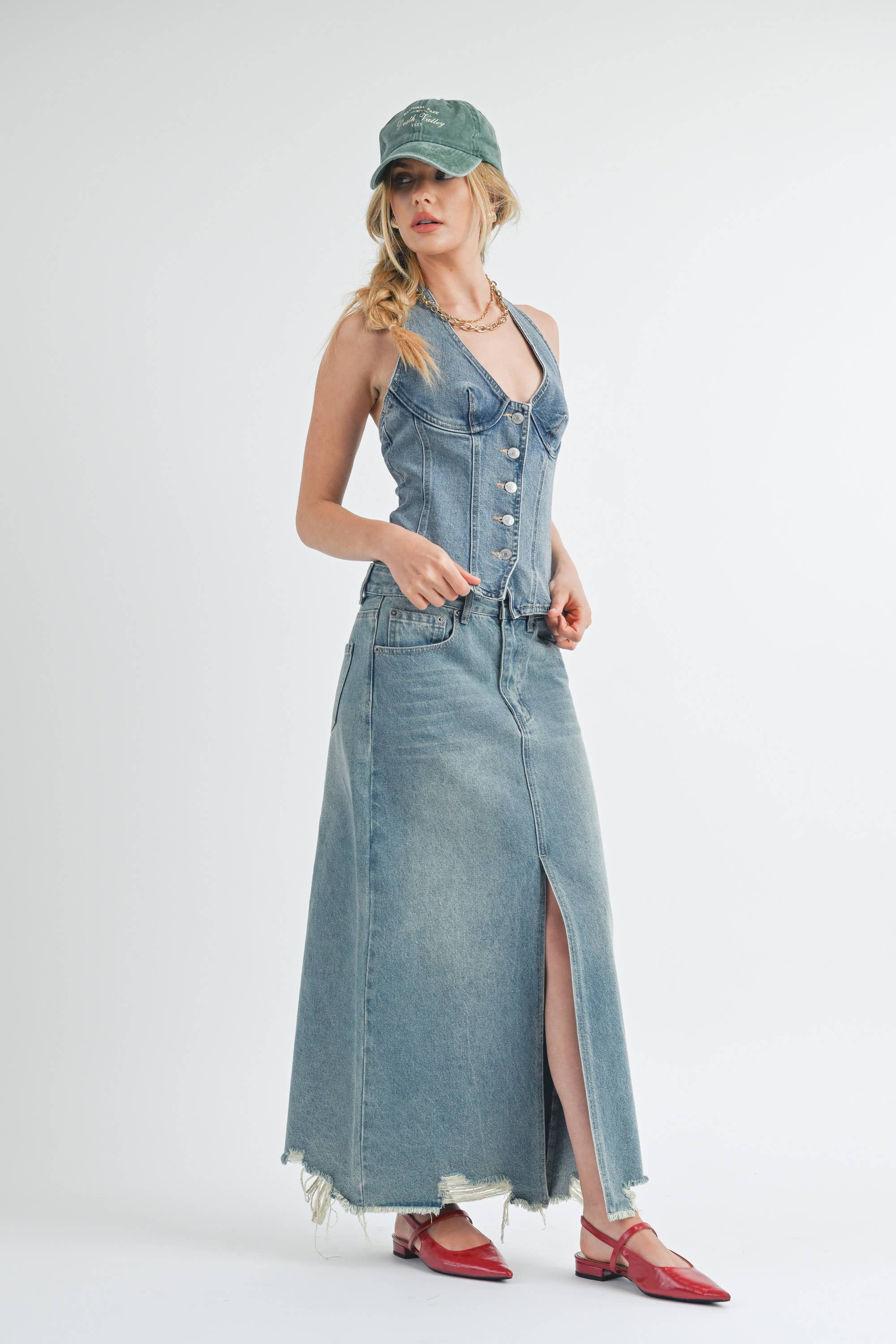 DENIM MÉDIO Saia longa de jeans com fenda frontal S7694 para venda a revendedores na Faire2