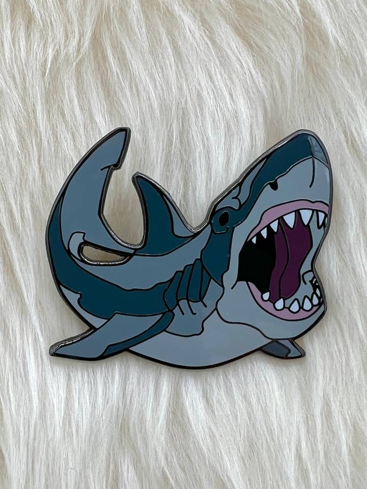 Pin de esmalte duro de tiburón blanco | Pin de tiburón | Broche de tiburón para venta al por mayor de Roamin' Bison Workshop