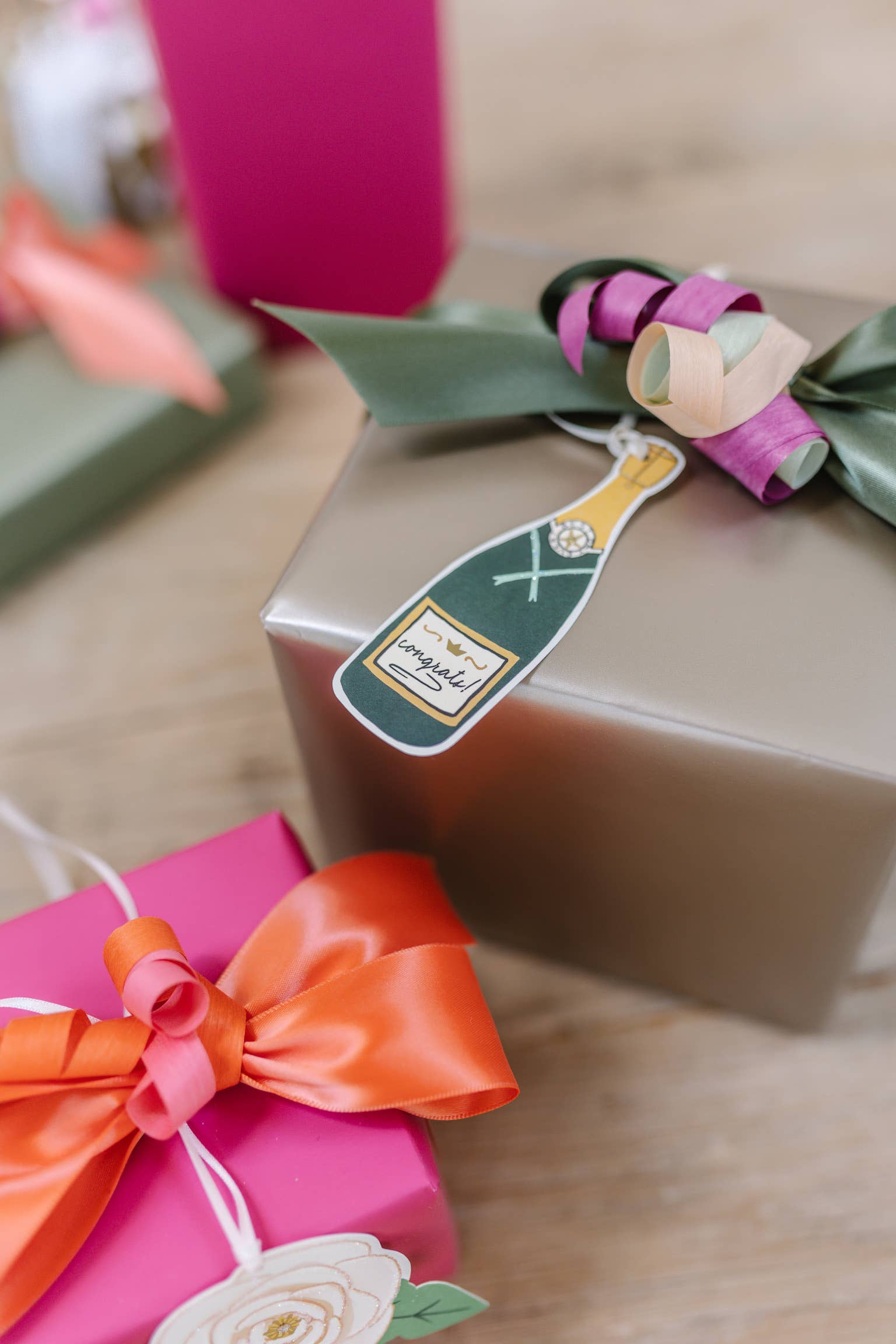 Karen Adams Designs – Großhandel Geschenkanhänger – Hübscher Geschenkanhänger für Champagnerflaschen2