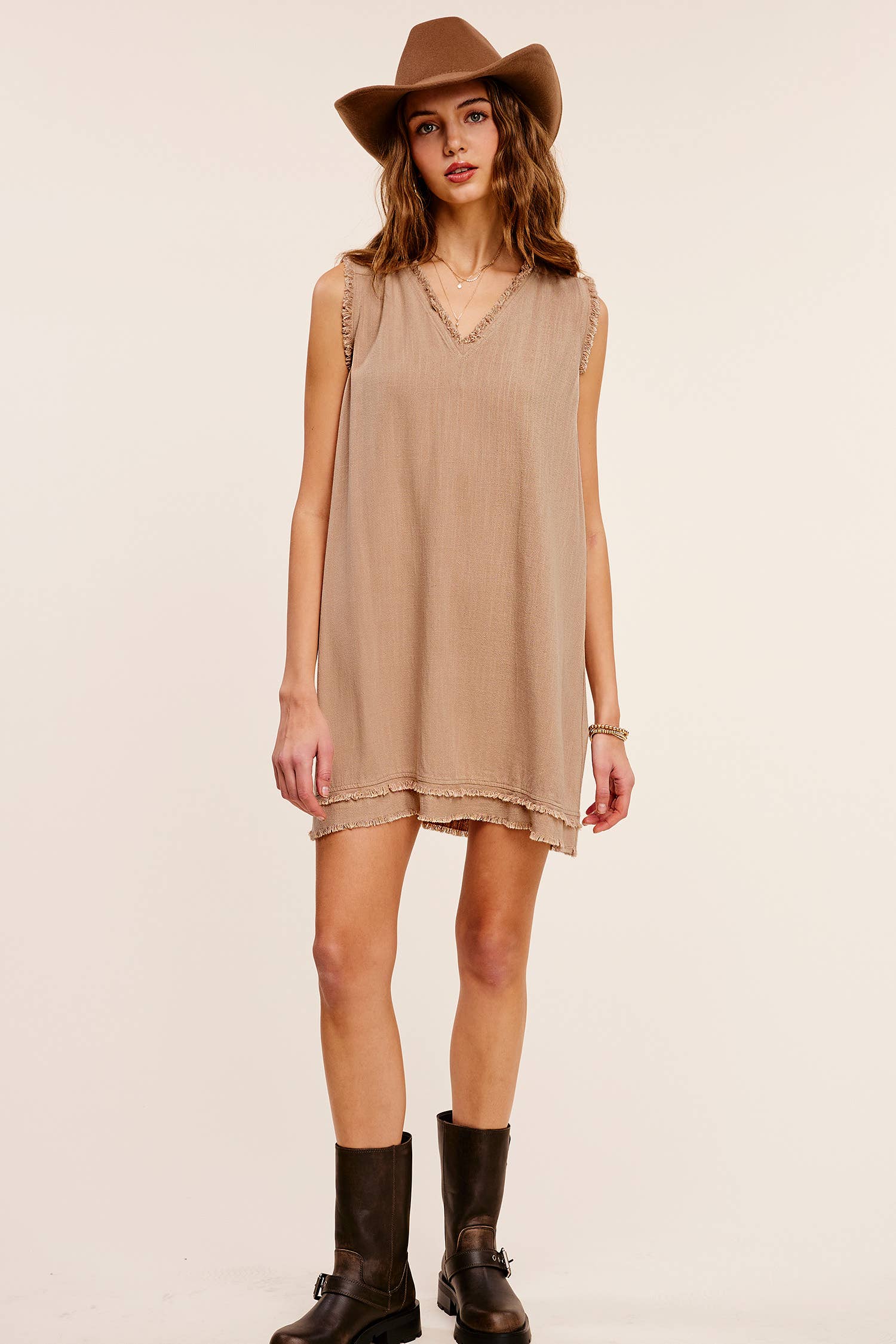 La Miel - Vendita all'ingrosso Vestito - Donna - Abito mini La Miel in tessuto morbido con bordo tagliato e orlo sfrangiato a V11