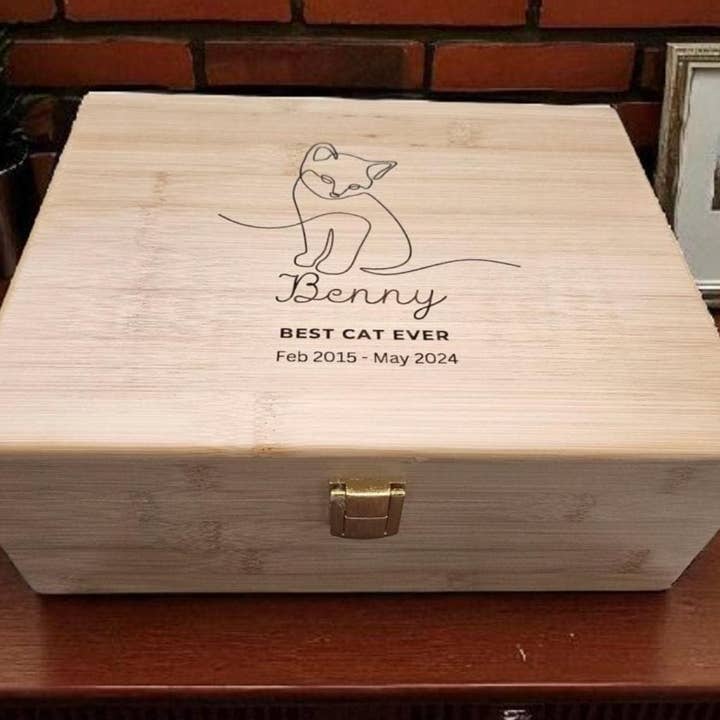Boîte à souvenirs personnalisée pour chat – Coffret à souvenirs pour animaux en bois | Pin ou bambou (20x25x10 cm) pour la vente par Newfashioned Relics