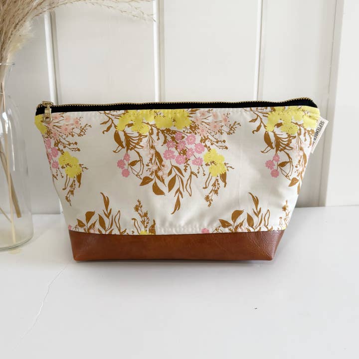 September Skye Bags & Accessories - Wholesale Makeup/Cosmetic Bag - Makeup bag in a spring meadow floral 0