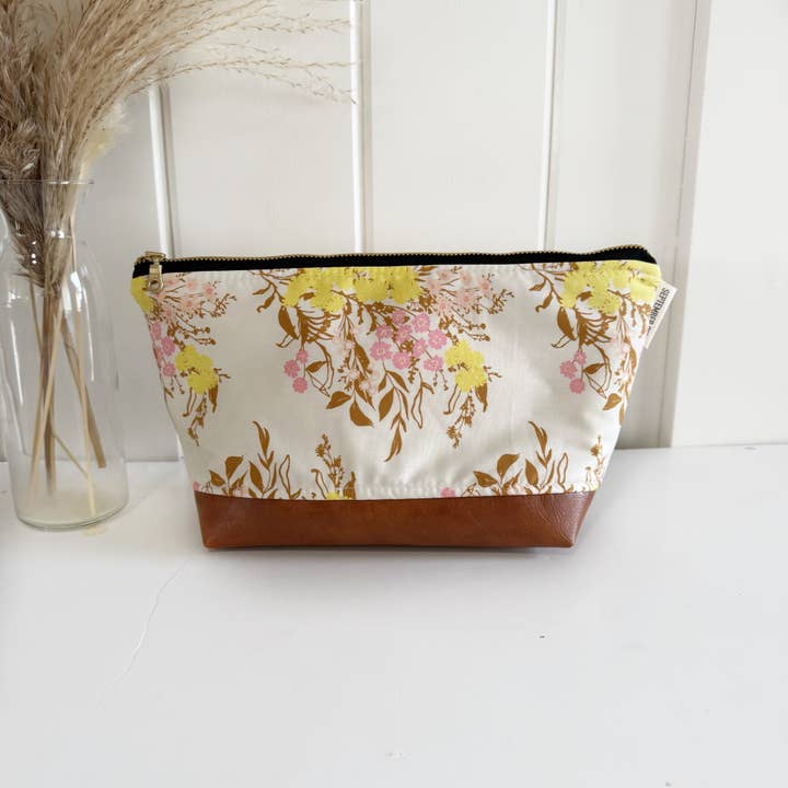 September Skye Bags & Accessories - Vendita all'ingrosso Borsa per trucchi/cosmetici - Borsa per il trucco in un prato fiorito primaverile