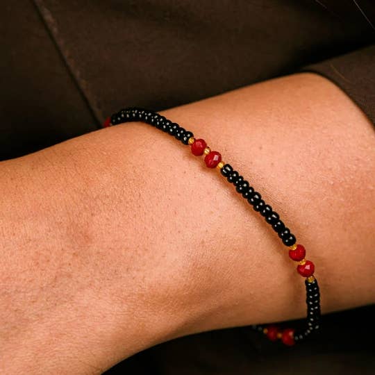 Bracelet Nazaria indien élégant à perles noires et rouges pour adultes et enfants pour la vente par The Colourful Aura