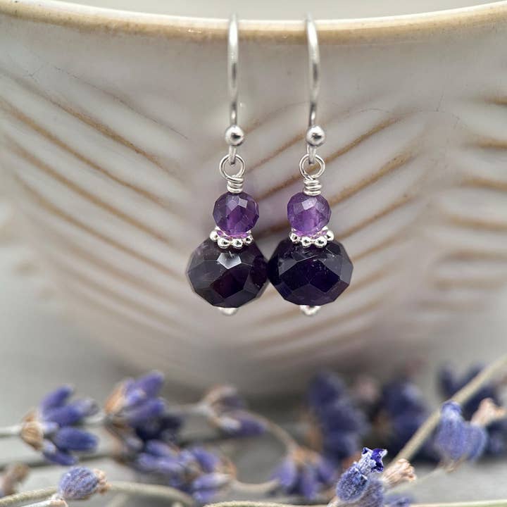 Boucles d'oreilles en argent sterling avec améthyste • Bijoux pendants en pierre précieuse violette facettée • Pierre de naissance de février pour la vente par Sunlight Silver Jewelry