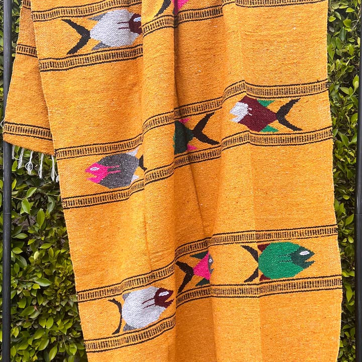 El Pez Strand- und Wohndecke mit mexikanischem Fischmotiv für den Großhandel von Mahalo Market