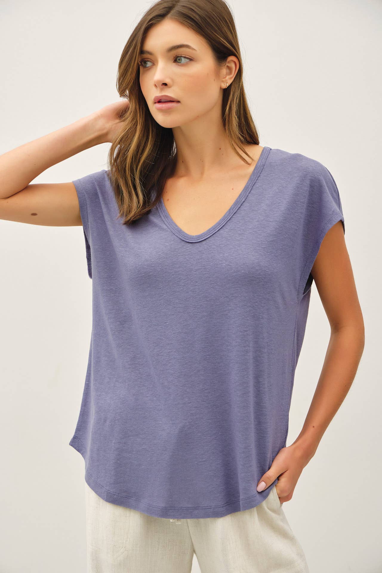 Be Cool - Wholesale T-Shirt - Women's - BACK RAW EDGE DETAILED V-NECK LINEN TEE 3