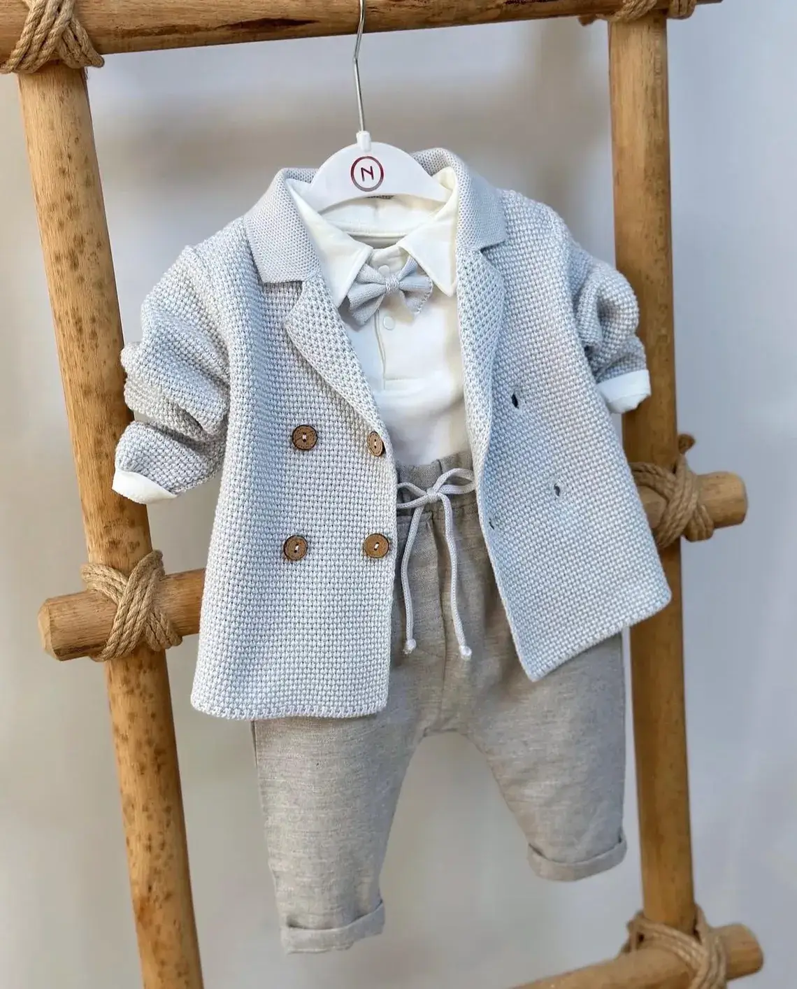 Nipperland - Wholesale Kledingset - Baby - Gebreid Baby Jongens Outfit – Katoenen Linnen Broekenset met Strikje2