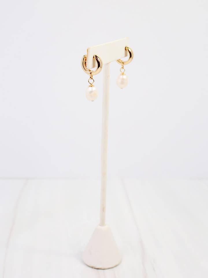 Boucle d'oreille Niles Pearl Huggie Or pour la vente par Caroline Hill