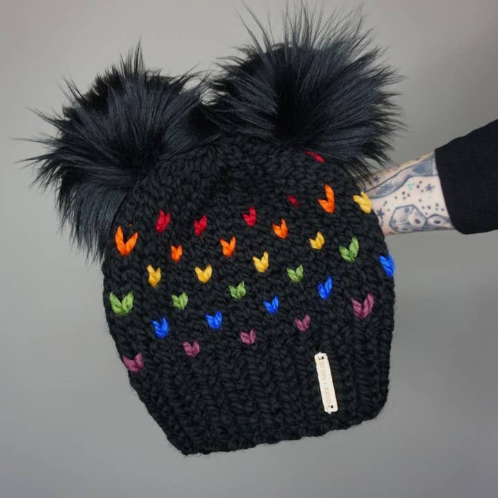 Le Bonnet Double Pom Arc-en-ciel - Automne 2025, bonnet tricoté, Fierté pour la vente par Charlie & Luna Co.