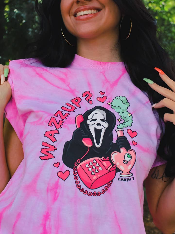 T-shirt met strikverf van Wazzup voor wholesale door Cabin 7 Originals