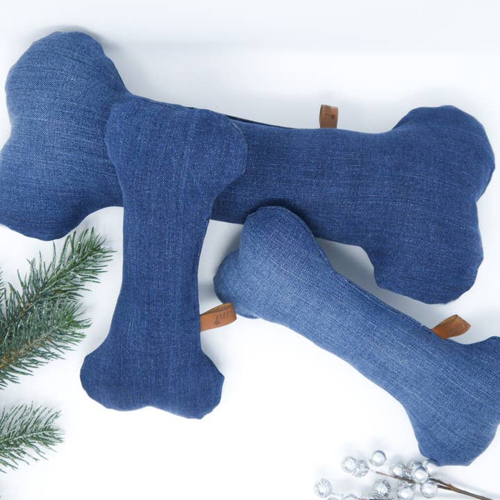 Giocattoli a forma di ossa in jeans riciclati per la vendita all'ingrosso da parte di Bellkami
