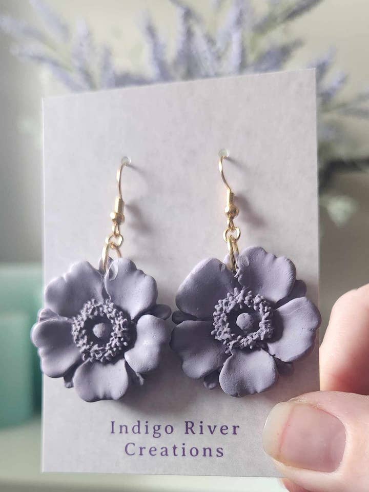 Pendentifs floraux violets pâles pour la vente par Indigo River Creations