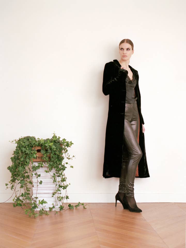 Zwarte fluwelen mantel voor wholesale door A MOI PARIS