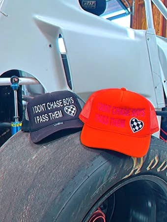 Jeg Jager Ikke Drenge, Jeg Overhaler Dem Broderet Skum Trucker Kasket for engroshandel hos Set Apart Hat Co.