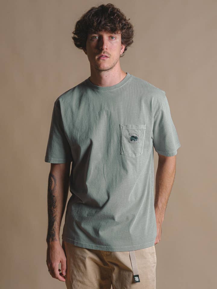 T-shirt Pigment Garza Vert Argenté pour la vente par Trendsplant Clothing