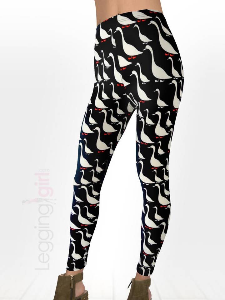 Leggings modernos con fondo negro Duck Duck Goose para venta al por mayor de LeggingGirl.com