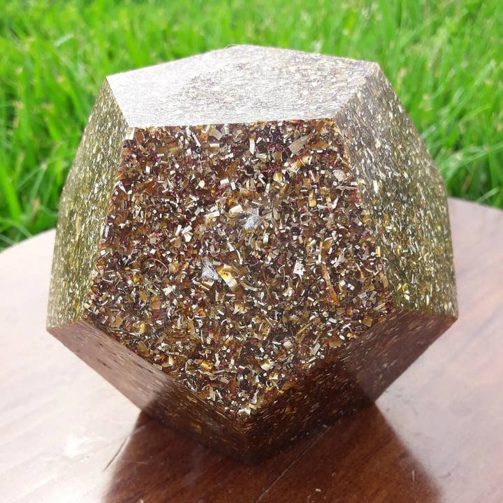 Grand dodécaèdre d’orgonite couleur caramel pour la vente par Mundo Orgon