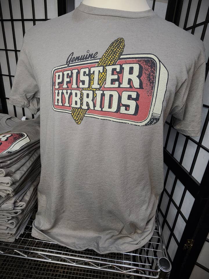 Vintage Farm Design t-shirt; "Pfister Hybrids" op maat gemaakt ontwerp, Comfort-Colors t-shirt, Licht Antraciet voor wholesale door Seed House Prints