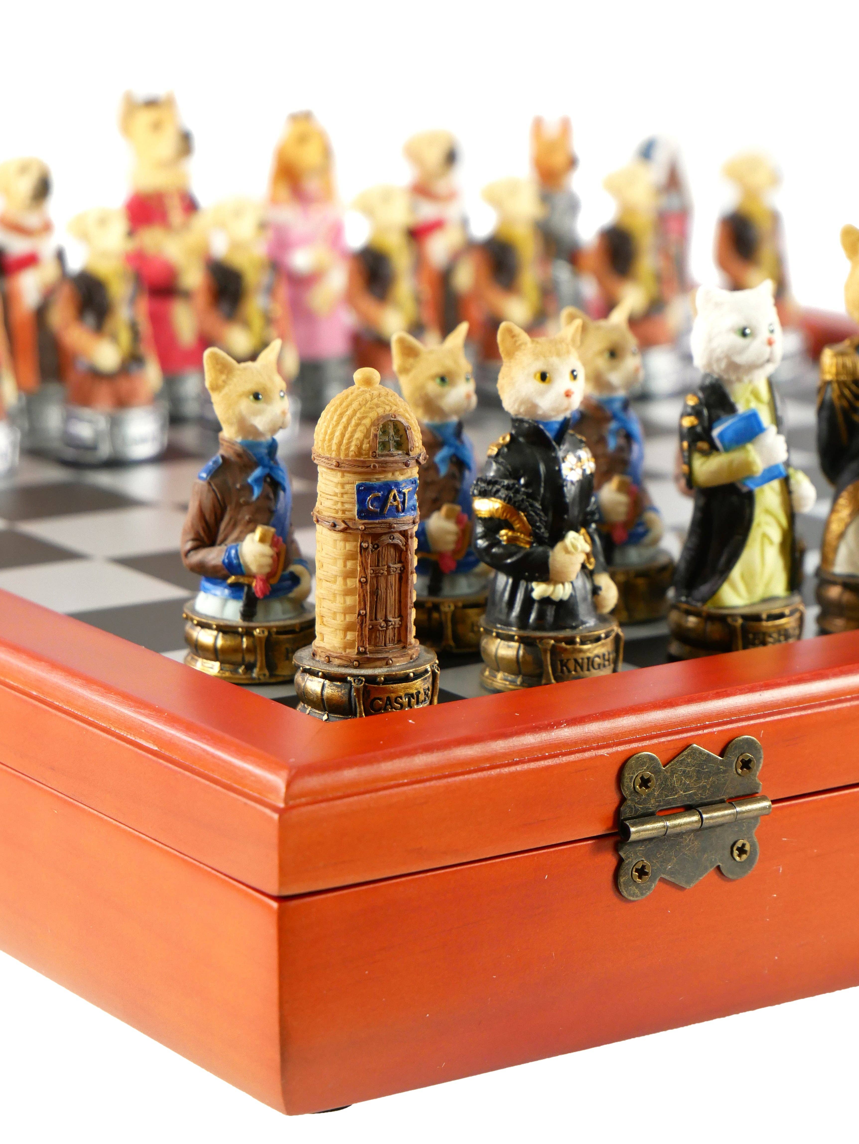 WorldWise Imports – Großhandel Brettspiele – Schachspiel - Katzen und Hunde Harz Männer auf Kirsche gebeizter Brust4