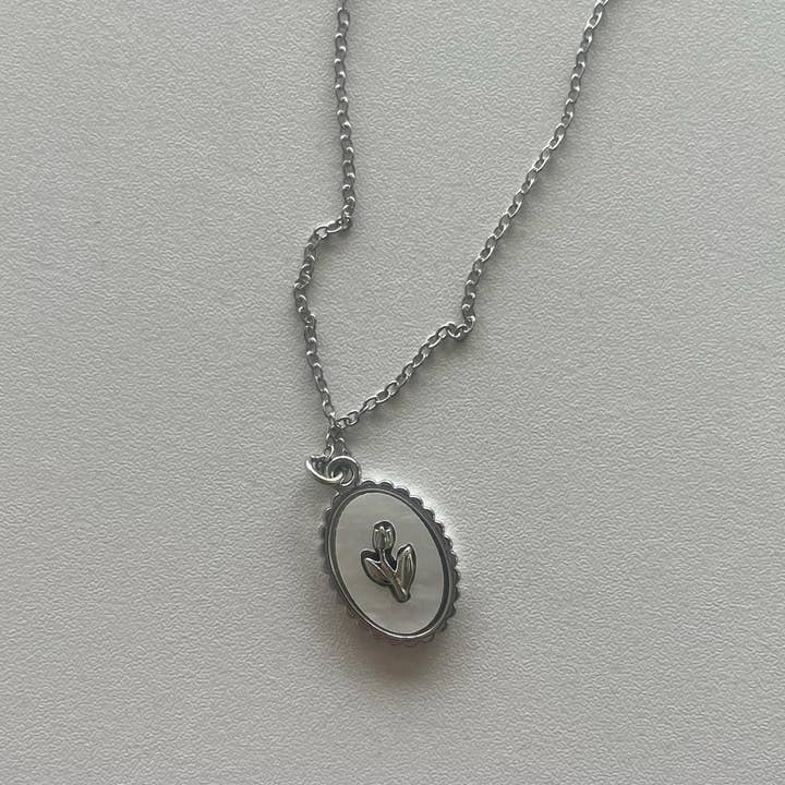 Predictable Art – wholesale Hänge-/berlockhalsband – Halsband med hänge i vintage-stil, silver tulpan | Titan-kedja med pärlemoremalj