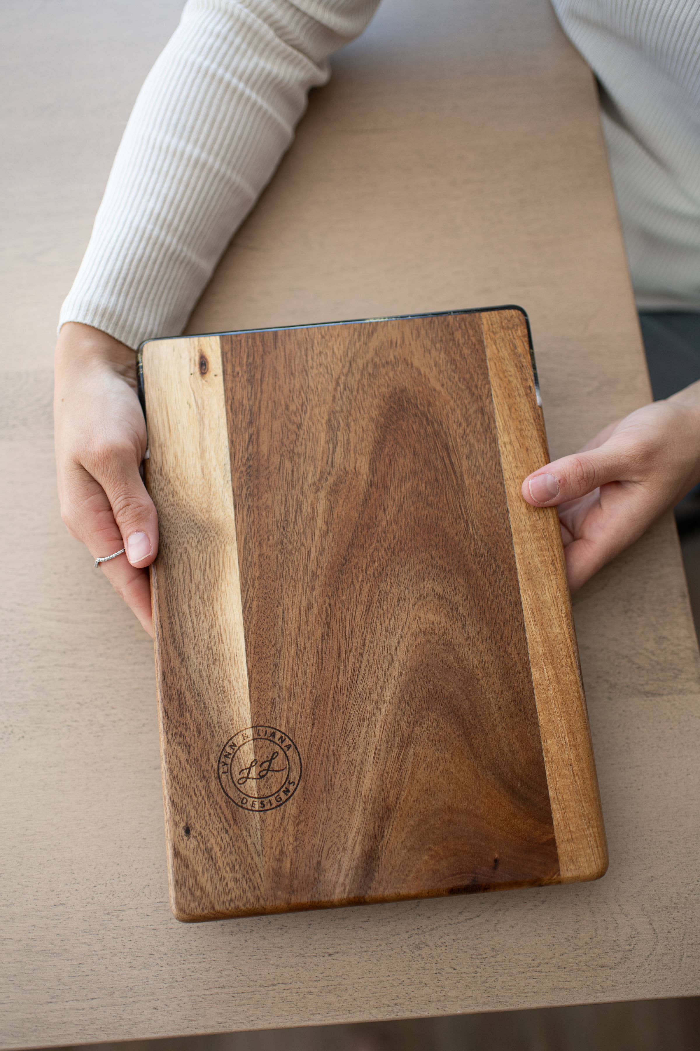 Lynn & Liana Designs - Vendita all'ingrosso Taglieri per formaggio - Tagliere per formaggi e salumi in legno di acacia con resina - No dazi!6