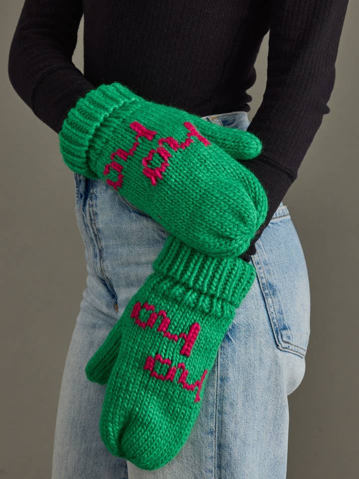 Moufles Ho Ho Ho vertes et roses pour la vente par Panache Apparel Co.