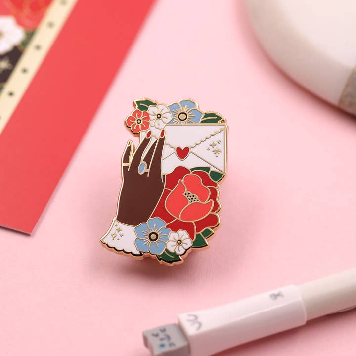 Skicka kärlek emaljpin, blombukett tatuering pin för wholesale av Girl and Cat Studio