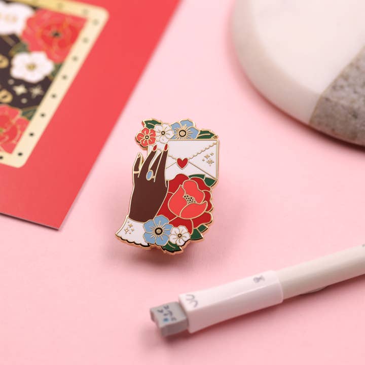Skicka kärlek emaljpin, blombukett med brun hudton för wholesale av Girl and Cat Studio