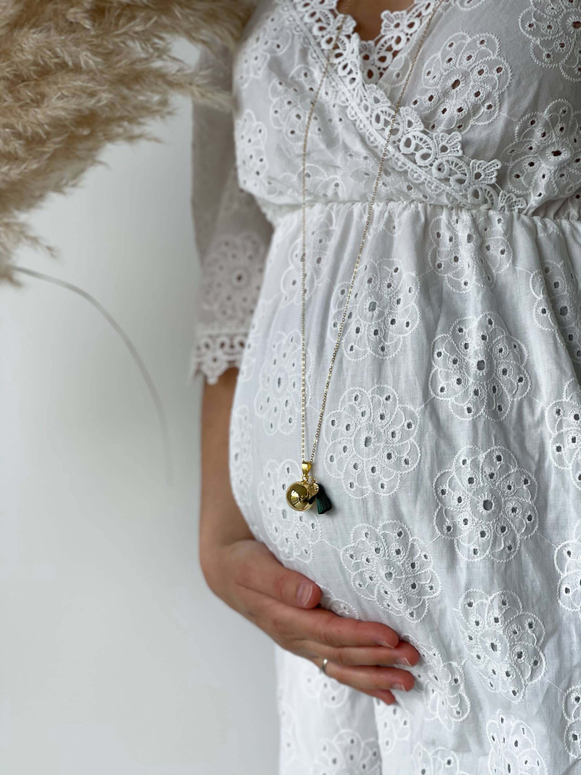 CESTBOLAVIE - Venta al por mayor Collares con colgantes/abalorios - Colgante Bola Yucatán de 18 mm con baño de oro y accesorio de borla verde3