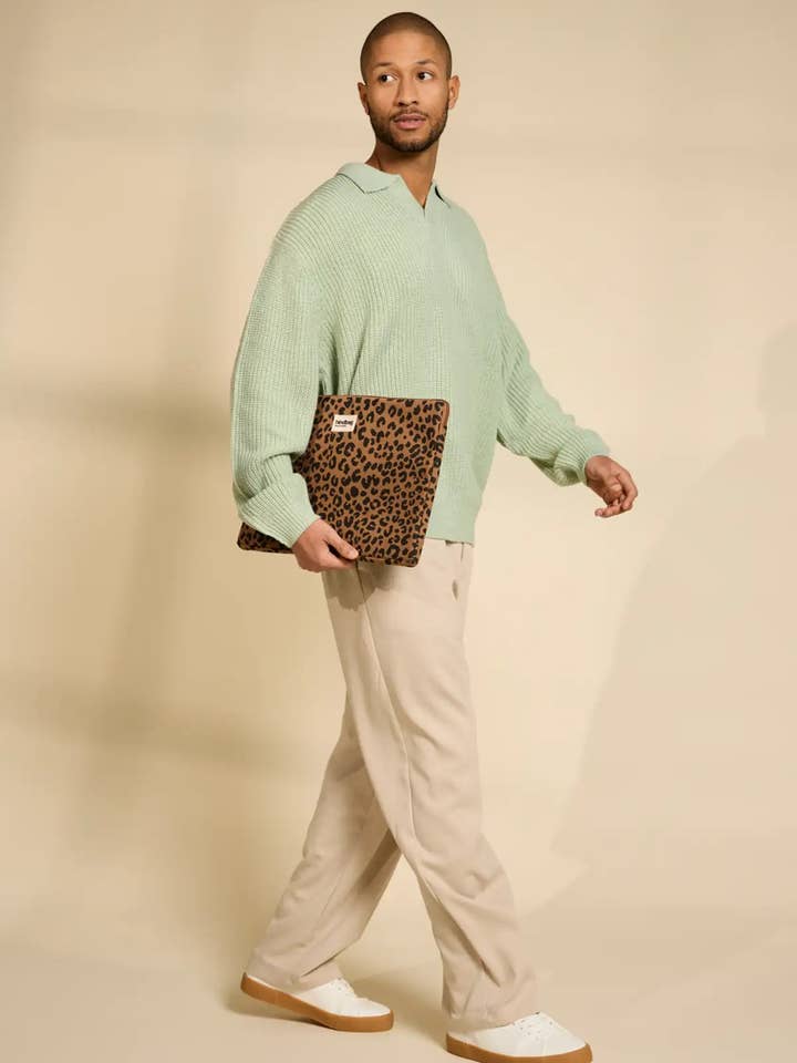 Housse d'ordinateur Ava Léopard cannelle pour la vente par Hindbag