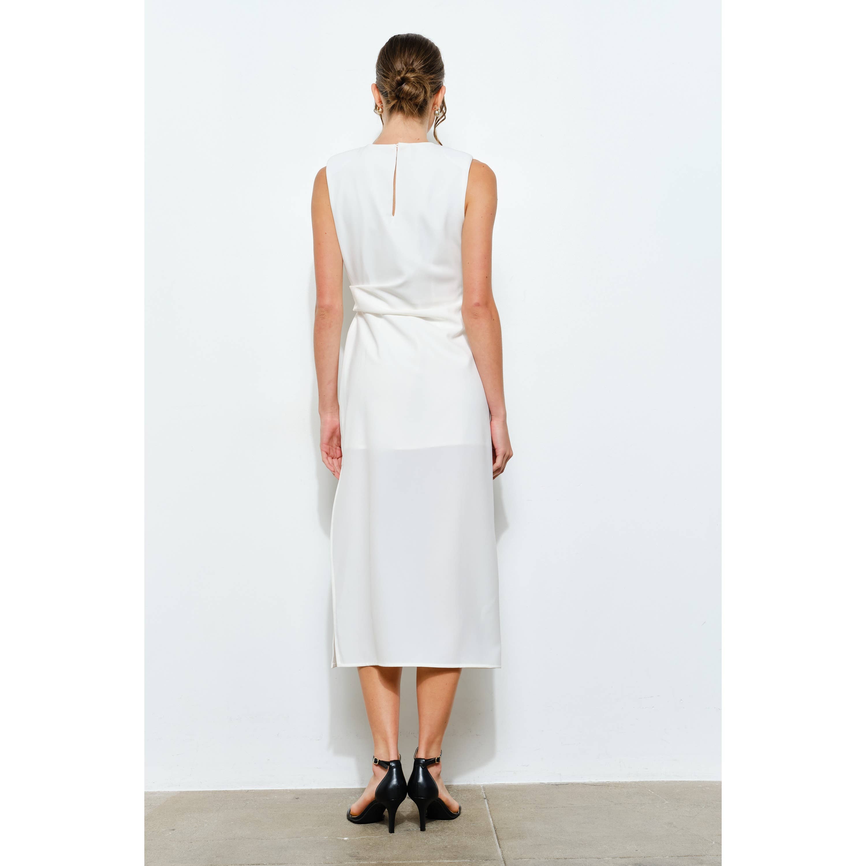 INA - Vendita all'ingrosso Vestito - Donna - Abito midi senza maniche con drappeggio e accenti dorati13