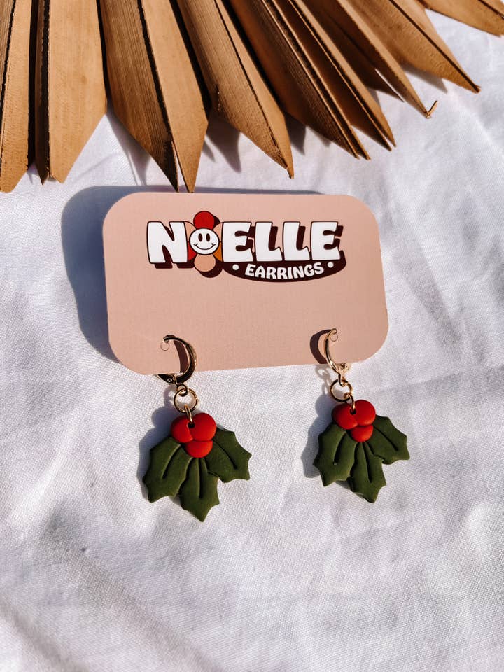Mistletoe Huggies | Orecchini natalizi in argilla polimerica per la vendita all'ingrosso da parte di Noelle Earrings