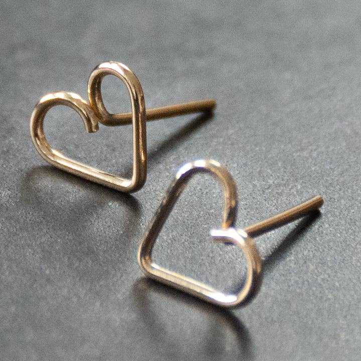 Orecchini a bottone con cuore dorato per la vendita all'ingrosso da parte di Kaju Creations