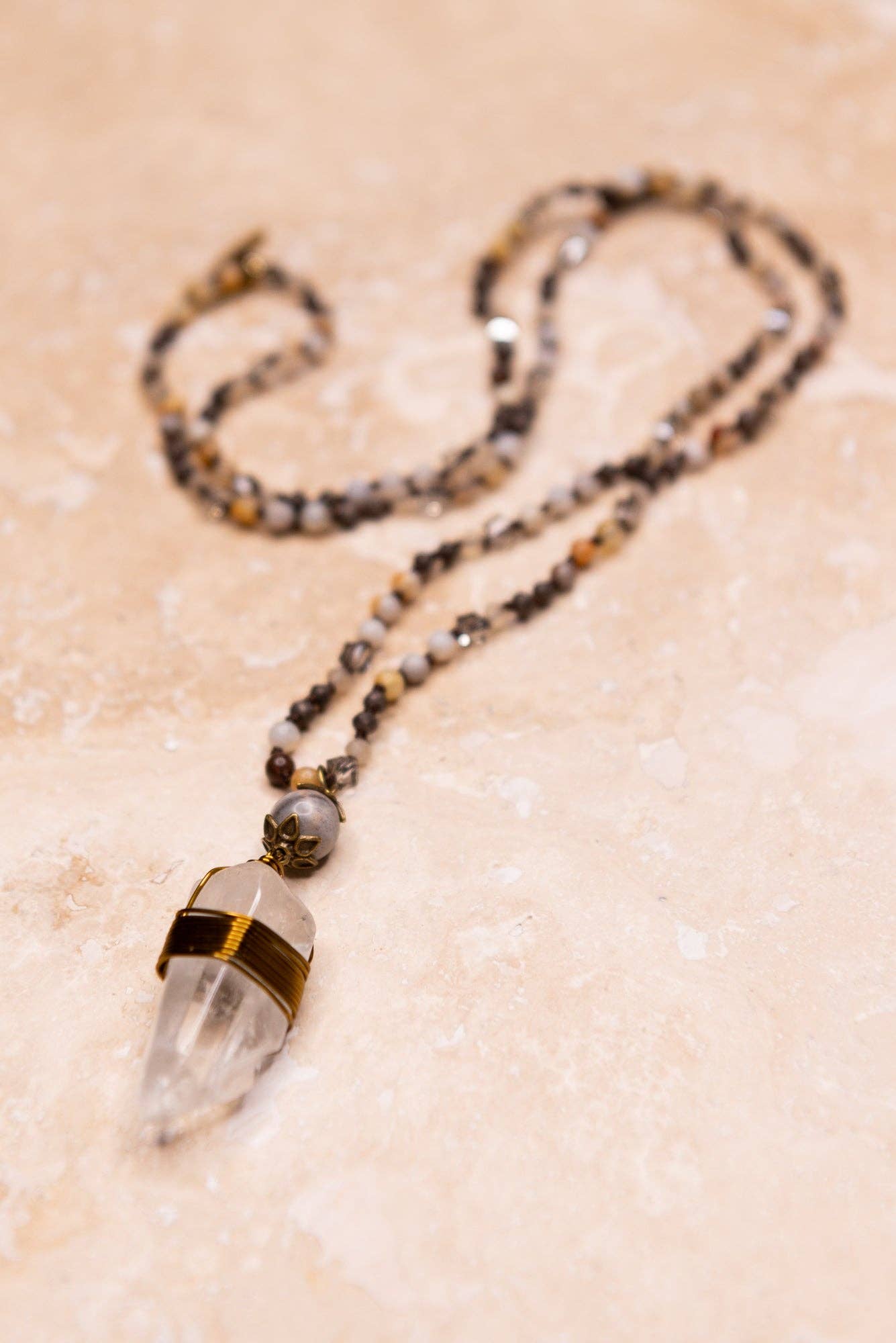 Dylan Designs - Vente Collier de perles - Collier Suri en gris2