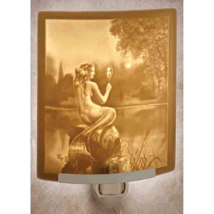 Veilleuse en lithophane en porcelaine sirène et miroir pour la vente par The Porcelain Garden Inc.
